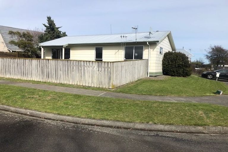 Photo of property in 2 Suzanne Grove, Kelvin Grove, Palmerston North, 4414