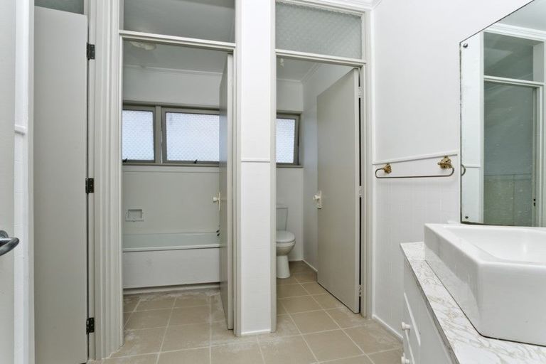 Photo of property in 10 Holdaway Avenue, Northcote, Auckland, 0627