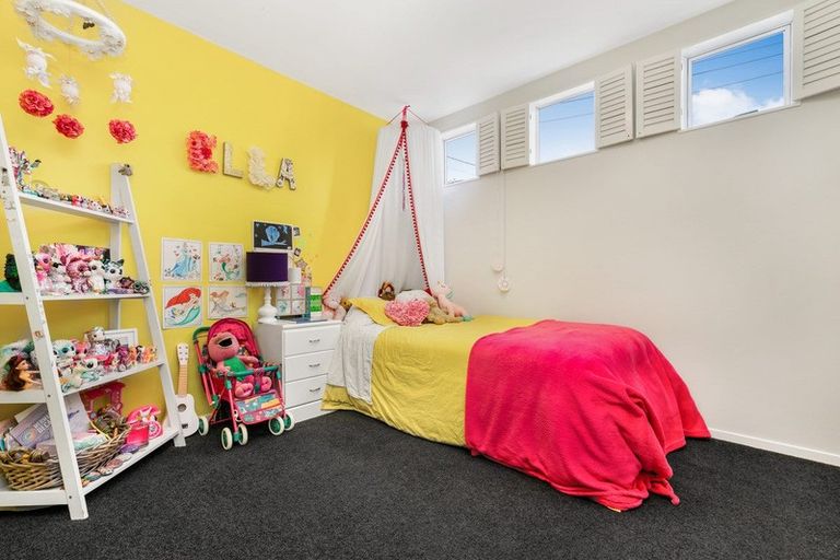 Photo of property in 24 Holiday Road, Stanmore Bay, Whangaparaoa, 0932