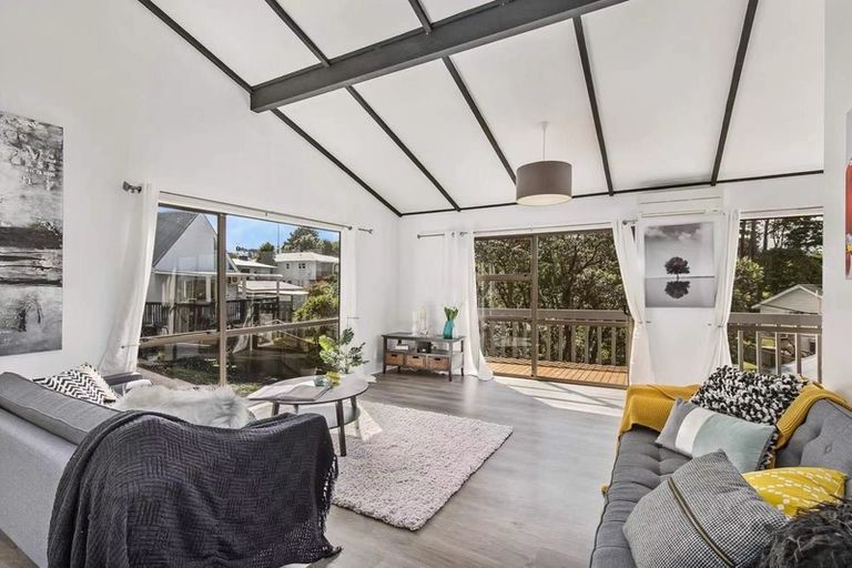 Photo of property in 1/595 Glenfield Road, Totara Vale, Auckland, 0629
