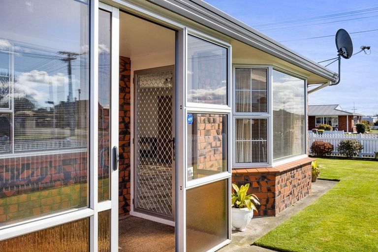 Photo of property in 19 Furlong Street, Hawera, 4610