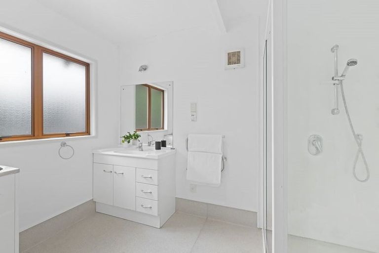 Photo of property in 1/807 East Coast Road, Northcross, Auckland, 0630