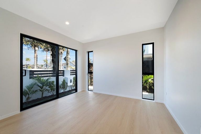 Photo of property in 9 Lomond Street, Newlands, Wellington, 6037