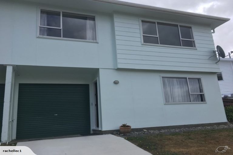 Photo of property in 32 Colchester Crescent, Newlands, Wellington, 6037