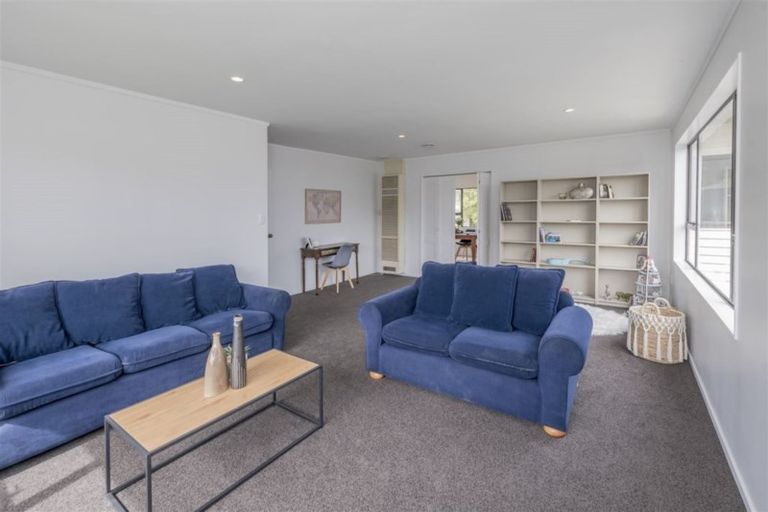 Photo of property in 6 Highbury Drive, Levin, 5510