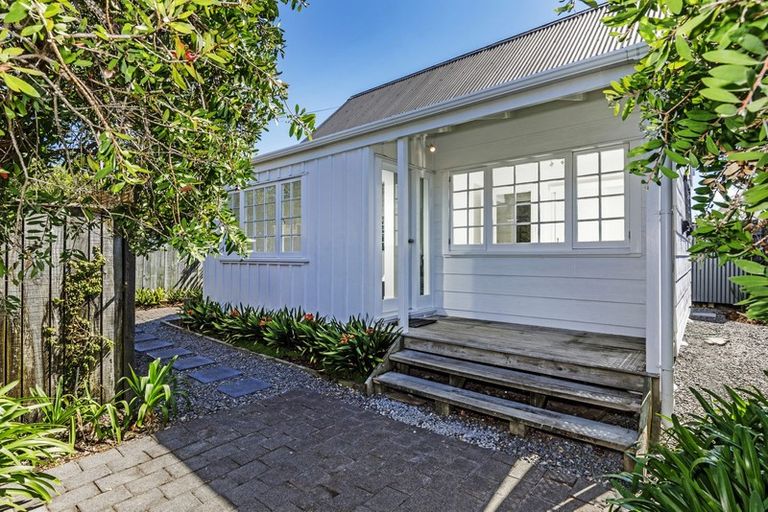 Photo of property in 5a Roslyn Terrace, Stanley Point, Auckland, 0624
