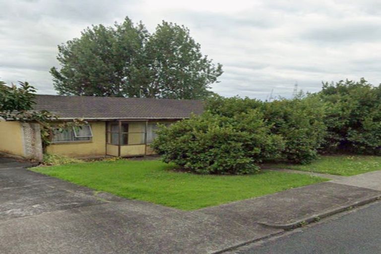 Photo of property in 2 Paton Avenue, Te Atatu South, Auckland, 0610