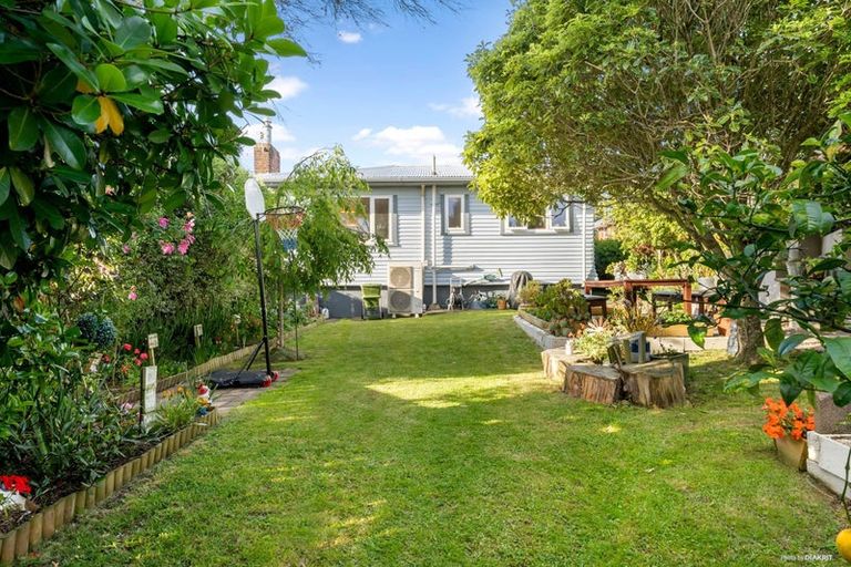 Photo of property in 36 Savoy Road, Glen Eden, Auckland, 0602