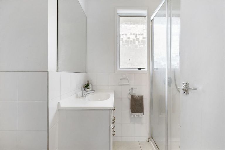 Photo of property in 1/21 Laurina Road, Sunnynook, Auckland, 0620