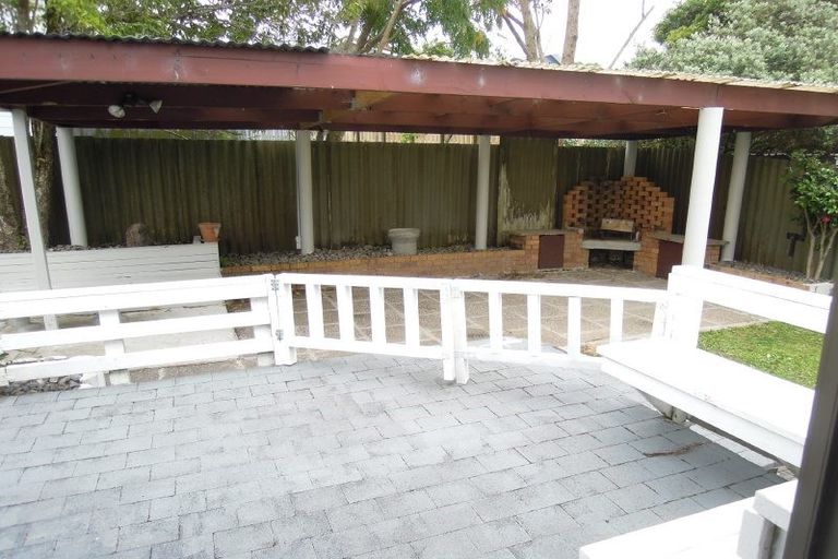 Photo of property in 4 St Catherine Crescent, West Harbour, Auckland, 0618