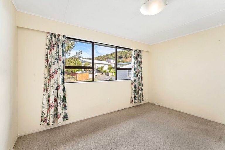 Photo of property in 4 Newburn Grove, Wainuiomata, Lower Hutt, 5014