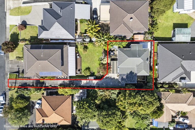 Photo of property in 1/13 Harrybrook Road, Green Bay, Auckland, 0604