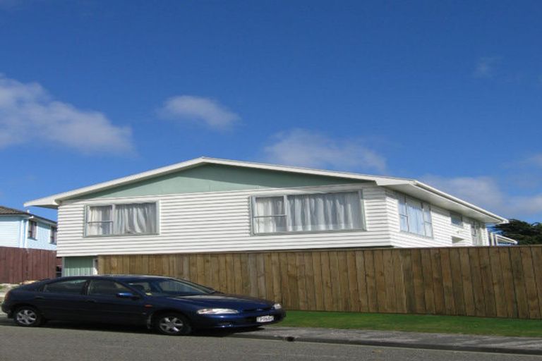 Photo of property in 31a Colchester Crescent, Newlands, Wellington, 6037