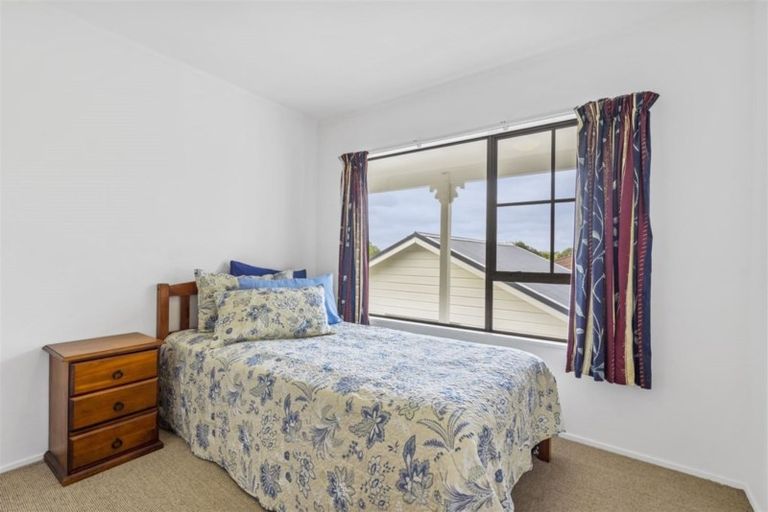 Photo of property in 8 Curacao Place, Half Moon Bay, Auckland, 2012