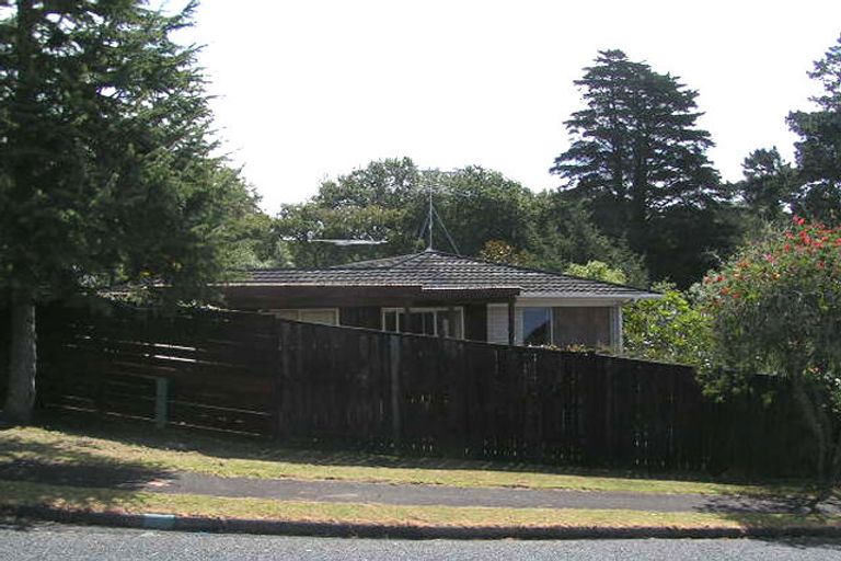Photo of property in 2/12 Paruru Avenue, Northcote, Auckland, 0627