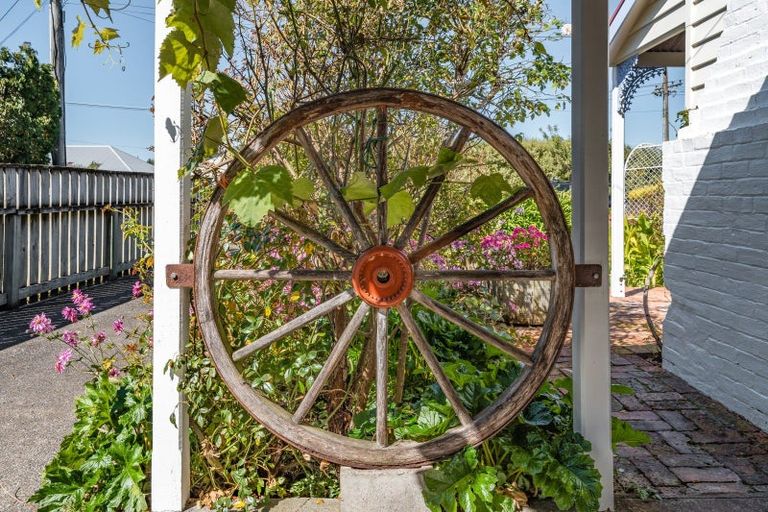 Photo of property in 17 Cambridge Road, Martinborough, 5711