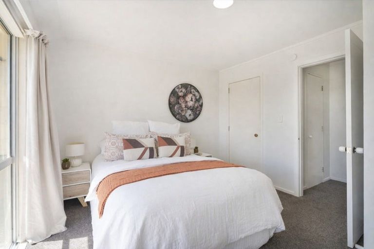 Photo of property in 5 Pimlico Place, Newlands, Wellington, 6037