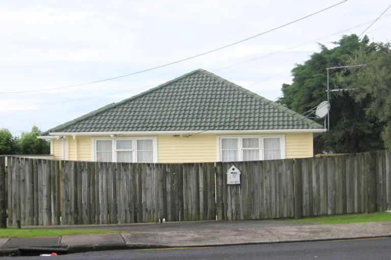 Photo of property in 72 Lincoln Park Avenue, Massey, Auckland, 0614
