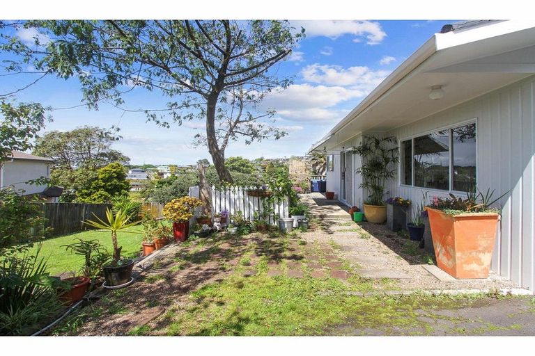Photo of property in 2/57 Coronation Road, Hillcrest, Auckland, 0627