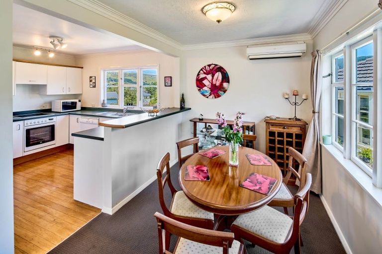 Photo of property in 2 Kereru Bend, Tawa, Wellington, 5028