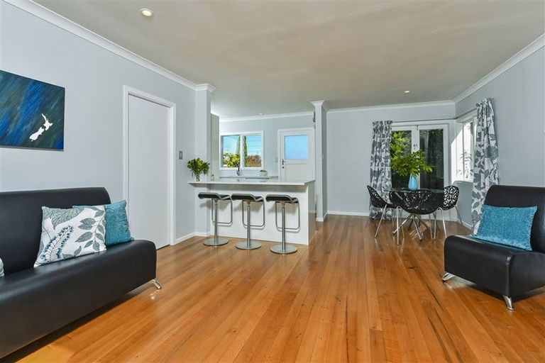 Photo of property in 2/284 East Coast Road, Forrest Hill, Auckland, 0620