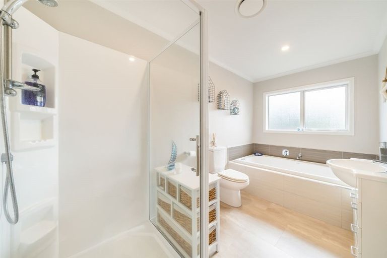 Photo of property in 1 Valley View Way, Timberlea, Upper Hutt, 5018