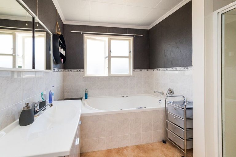 Photo of property in 17 Tararua Terrace, Cloverlea, Palmerston North, 4412