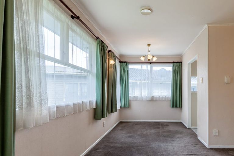 Photo of property in 35 Castleford Street, Green Bay, Auckland, 0604