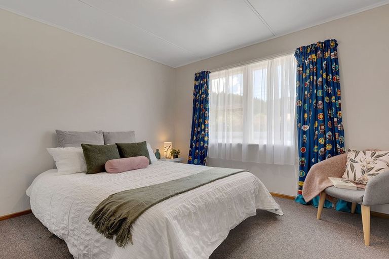 Photo of property in 19 Cardiff Crescent, Cannons Creek, Porirua, 5024