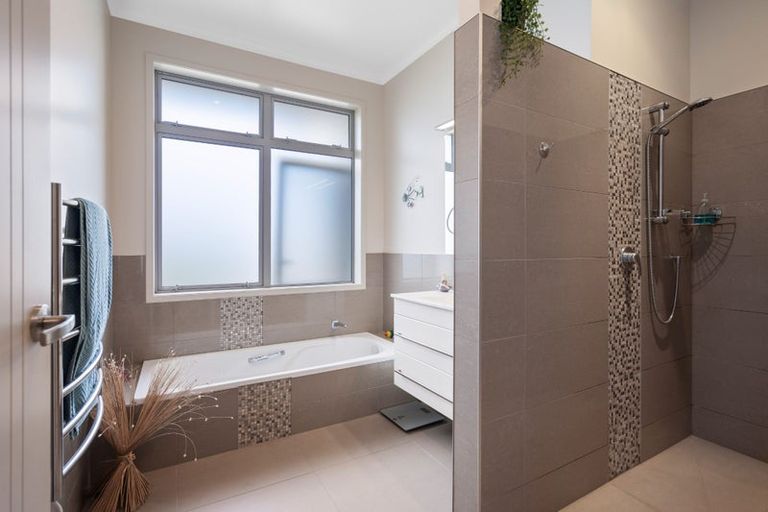 Photo of property in 89 Barbados Way, One Tree Point, 0118