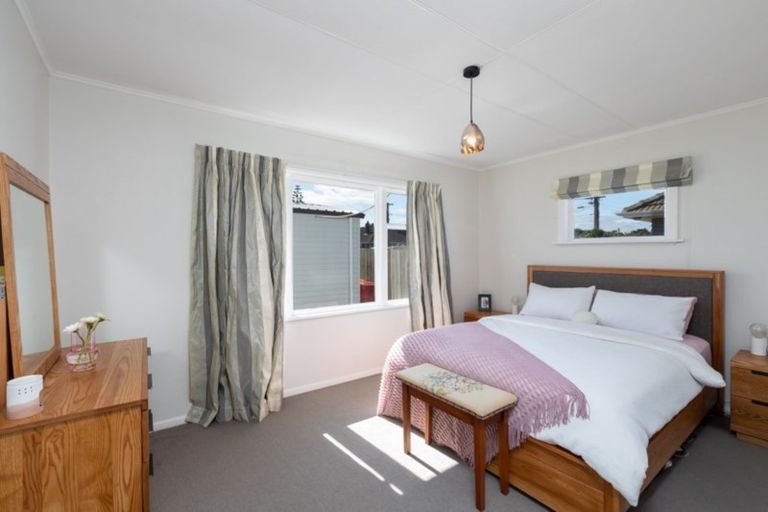 Photo of property in 2 Kapiti Crescent, Titahi Bay, Porirua, 5022