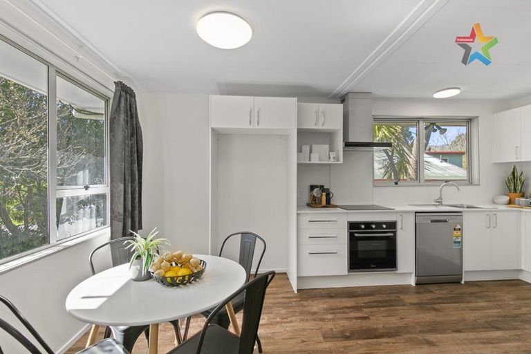 Photo of property in 6 Waipuna Grove, Stokes Valley, Lower Hutt, 5019