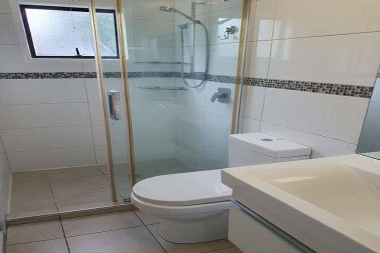 Photo of property in 2/479 Beach Road, Murrays Bay, Auckland, 0630