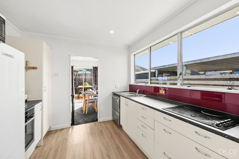 Photo of property in 28 Omaha Grove, Totara Park, Upper Hutt, 5018