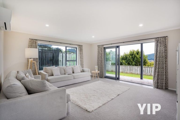 Photo of property in 140 Woodman Drive, Tawa, Wellington, 5028