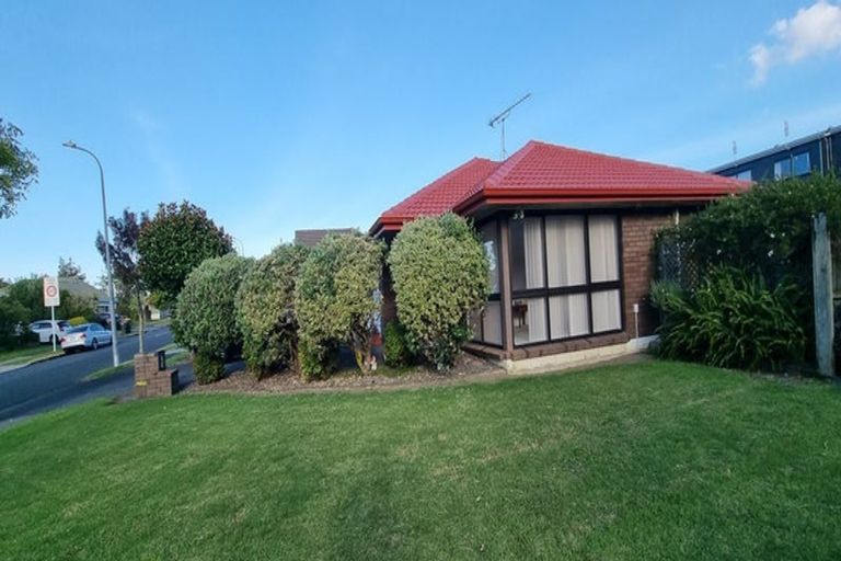 Photo of property in 6 Headcorn Place, Botany Downs, Auckland, 2010
