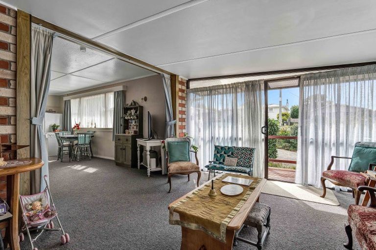 Photo of property in 1 Graham Street, Eltham, 4322