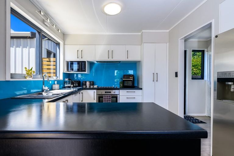 Photo of property in 3 Lindaver Grove, Merrilands, New Plymouth, 4312