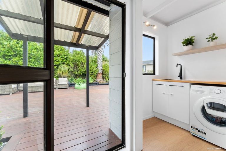 Photo of property in 4 Raphael Place, West Harbour, Auckland, 0618