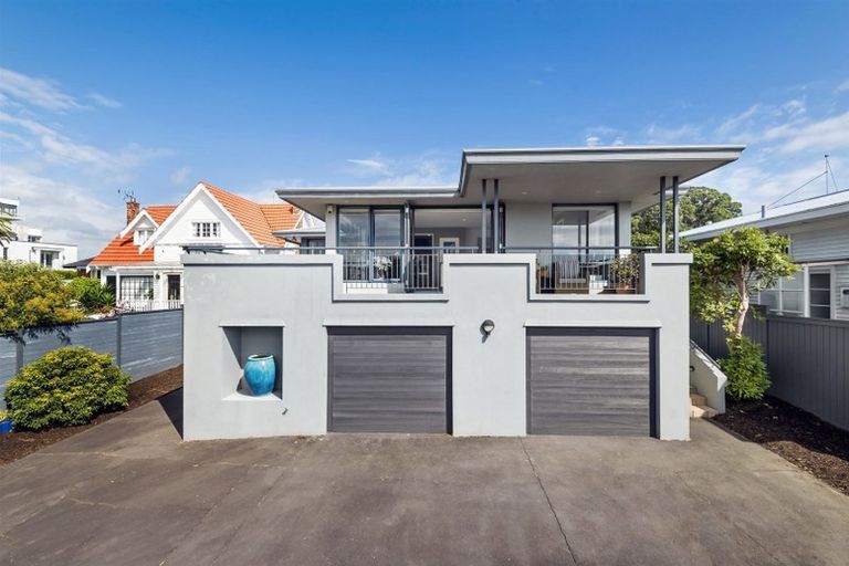 Photo of property in 190 Hurstmere Road, Takapuna, Auckland, 0622