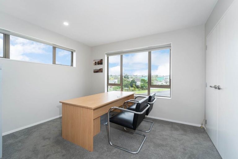 Photo of property in 6a St Catherine Crescent, West Harbour, Auckland, 0618