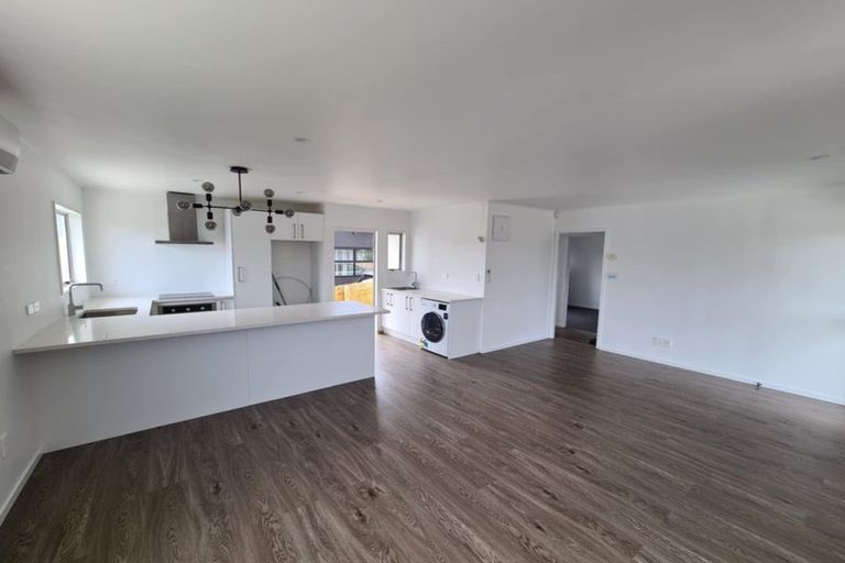 Photo of property in 18 Styca Place, Sunnyvale, Auckland, 0612