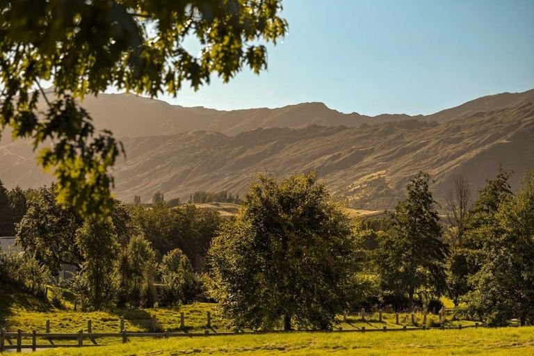 Photo of property in 32 Hogans Gully Road, Arrowtown, 9371