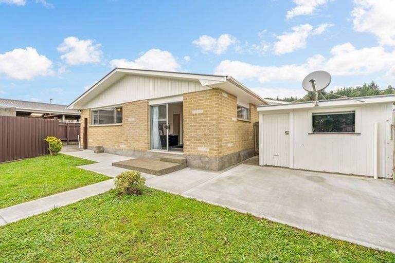 Photo of property in 2/5 Oregon Drive, Maoribank, Upper Hutt, 5018