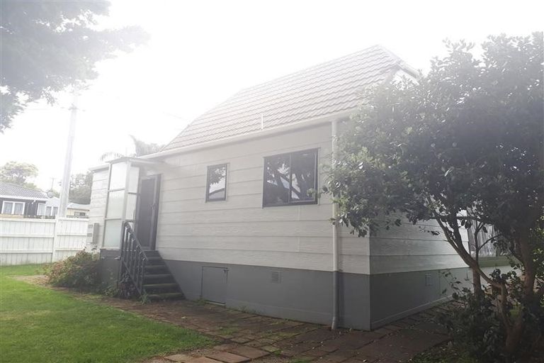 Photo of property in 2/290 Wairau Road, Glenfield, Auckland, 0629