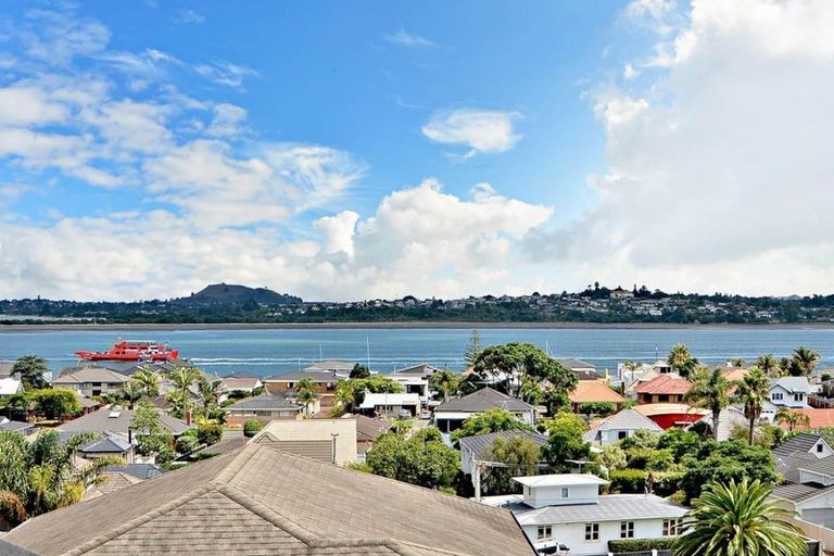 Photo of property in 3a Lynton Road, Bucklands Beach, Auckland, 2012