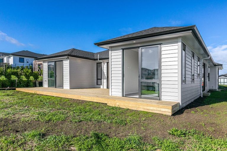 Photo of property in 16 Captain Rings Drive, Papakura, 2110