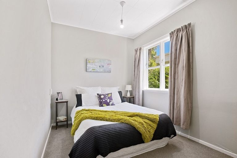 Photo of property in 120 Miromiro Road, Normandale, Lower Hutt, 5010