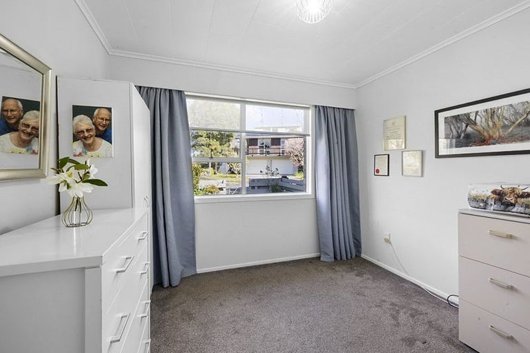 Photo of property in 6 Te Mara Place, Merrilands, New Plymouth, 4312