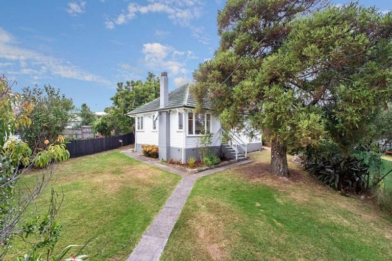 Photo of property in 3 Ozich Avenue, Te Atatu South, Auckland, 0610